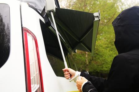 El toldo integrado nos ofrecerá sombra los días más calurosos.