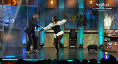 Broncano y Chanel, a punto del drama: “¡Casi me lesionas!” tras un torpe intento de merengue sobre el escenario