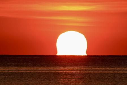 El sol deformado de la Illa Roja.