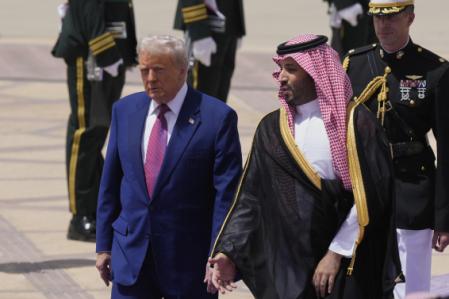 Trump a su llegada este martes a Arabia Saudí y recibido por el príncipe heredero saudí Mohammed bin Salman (Alex Brandon / Ap-LaPresse)