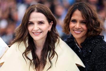 Juliette Binoche y Halle Berry posan ante los fotógrafos