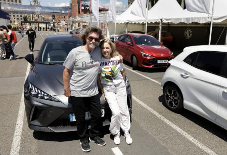 Wolf Shulte y su pareja después de testear un coche MG&nbsp;