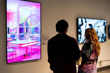 Visitantes del Seattle NFT Museum.