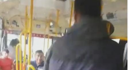 Un pasajero ha capturado en vídeo el momento en el que un conductor de autobús intenta apuñalar a un pasajero