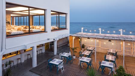 La Donzella es uno de esos clásicos con las mesas clavadas en la arena, también cerca de Barcelona