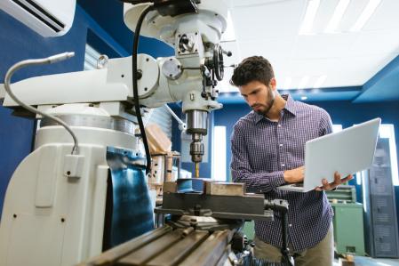 Un joven ingeniero, trabajando en un proyecto.