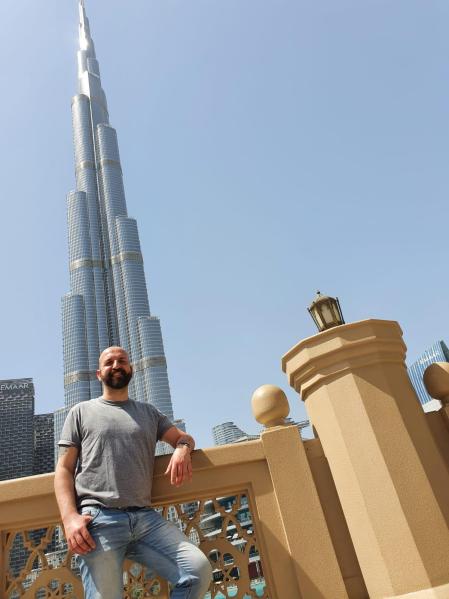 Paco Varela posa frente al Burj Khalifa, en Dubai 
