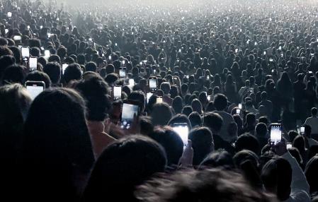 Una multitud usa teléfonos en un concierto