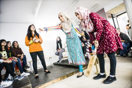Foto XAVIER CERVERA 29/09/2016 noies musulmanes del pakistan i marroc entre 13 i 20anys formen el primer equip d cricket femeni a l estat espanyol amb el suport del centre civic del besos i ajut municipal, conduïts i coordinat -el projecte social i integrador- per na Aina Coscollola, psicologa