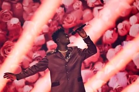 Claude, representante de Países Bajos, interpreta la canción 'C'est la vie durante la primera semifinal el 13 de mayo&nbsp;