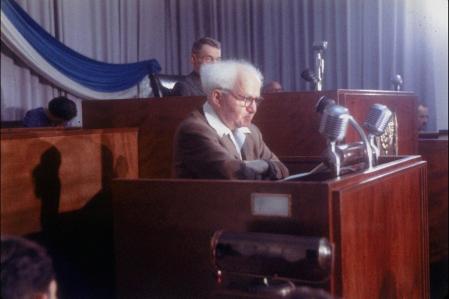 Ben-Gurión hablando ante el Kneset (parlamento de Israel) en 1957