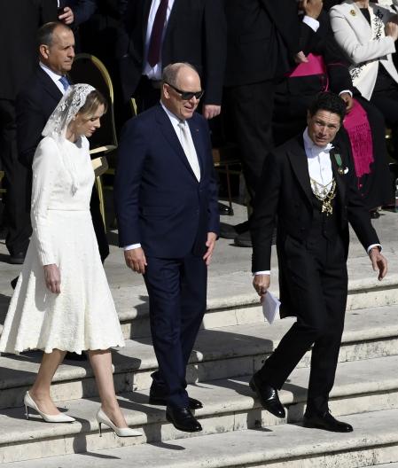 Alberto y Charlene de Mónaco a su llegada a la plaza de San Pedro, este domingo )