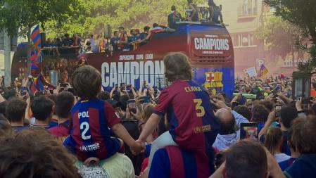 La rúa del Barça reúne a culés de todas las edades.