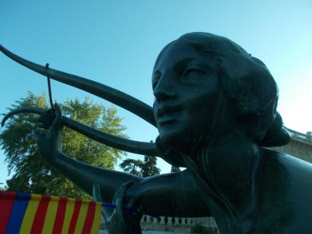 Las sirenas del estanque del madrileño parque de El Retiro, con los colores del Barça.
