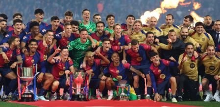 Un arco azulgrana para recibir a los campeones de la Liga, la Copa del Rey y la Supercopa de España. Una alfombra con el logo del 125 aniversario del Barcelona. Y una atmósfera que recordó que, efectivamente, la entidad está más viva que nunca. Todo para recibir al Barça de Flick, que, con la megafonía rugiendo sus nombres, se dirigió al círculo central. Mientras sonaba el We are The Champions y una lluvia de confeti y pirotecnia azulgrana inundaba Montjuïc, este Barça, el del Dream Teen, dio una vuelta de honor al estadio. Celebrando lo ganado y lo que está por venir.

La cara de ilusión de Gerard Martín, Héctor Fort, Marc Casadó o Bernal lo explicaban todo. La mirada de agradecimiento de Lamine Yamal, Pedri y Hansi Flick, los más aclamados de la noche, también. Y la sardana que dibujaron todos destiló la unión de un equipo que ha cerrado un año inimaginable. “Llevo algunos títulos con este club y este ha sido especial”, reconocía su capitán, Ter Stegen. “Estoy realmente feliz, la ciudad y el club son maravillosos”, apuntaba por enésima vez Hansi Flick. “Somos campeones. Vamos a por más el año que viene”, prometía Pau Cubarsí. “Me quedo con la sensación de triunfo”, sentenciaba Balde. Todos se hicieron una foto de familia en la que recordaron al fallecido doctor Carles Miñarro y también a Ferran Torres, recientemente operado de apendicitis.