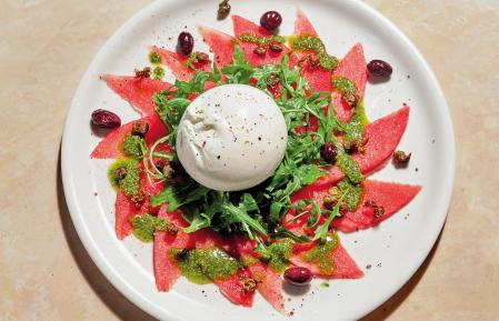 Ensalada de sandía con queso de burrata y aceite de albahaca&nbsp;