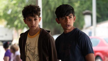 Toni (derecha) junto a su amigo