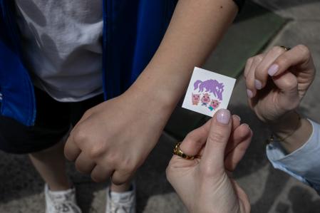 El tatuaje de los tres cerditos y el lobo diseñado por ISDIN despertó mucha expectación entre los alumnos