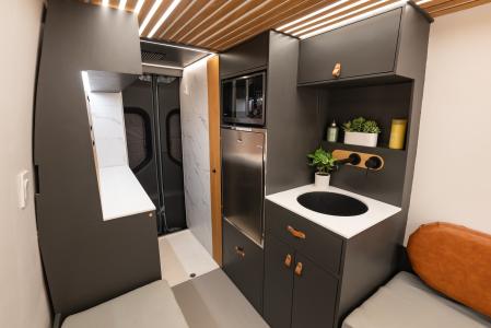 Esta es la cámper de lujo con un ingenioso sistema de paneles solares.