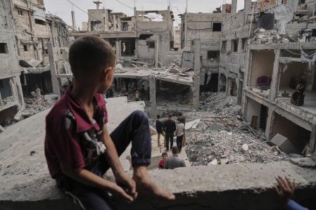 Un niño palestino observa los escombros de casas en Khan Younis, en Gaza, después de un ataque aéreo israelí.&nbsp;