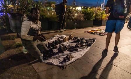 El top manta también toma posiciones en el litoral de la ciudad, en los alrededores del Moll de la Fusta