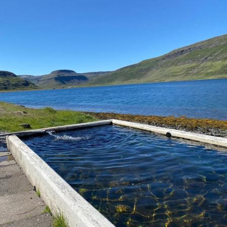 Desde Hörgshlíðarlaug puedes entrar en contacto con la calma y naturaleza islandesa
