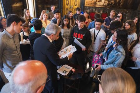 El alcalde con los jóvenes del proyecto RED