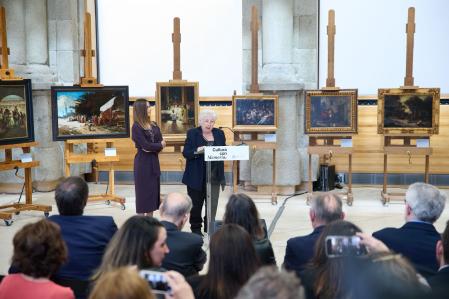 La nieta de Pedro Rico, Paquita en un momento de su alocución, con las obras restituidas detrás