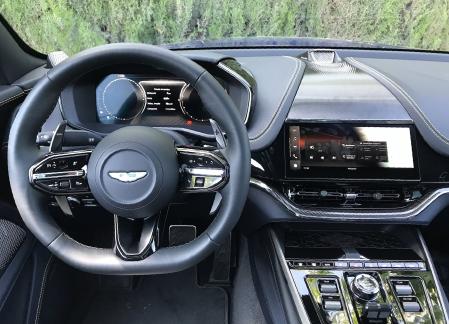 El interior presenta un diseño más actual, con una pantalla táctil integrada, cuya posición e inclinación no es la mejor, y tampoco sus grafismos, con un tamaño de letra pequeño y poco legible&nbsp;