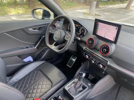 El volante deportivo de piel, cortado por abajo, tiene un tacto muy bueno para una conducción dinámica 