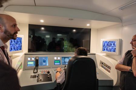 Un trabajador prueba el simulador en las instalaciones de plaza Catalunya