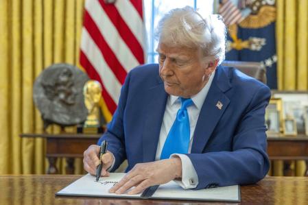 El presidente de Estados Unidos, Donald Trump, firma una de sus órdenes ejecutivas, práctica que se ha convertido en algo cotidiano, como sus vaivenes en la guerra comercial