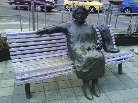 Estatua de Rosa Chacel sentada en un banco de la Plaza del Poniente de Valladolid