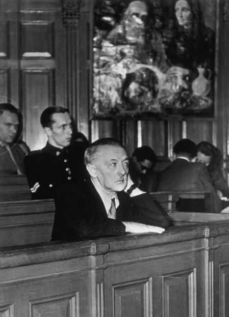 El artista holandés Han van Meegeren en su juicio por falsificación en Ámsterdam, 1947