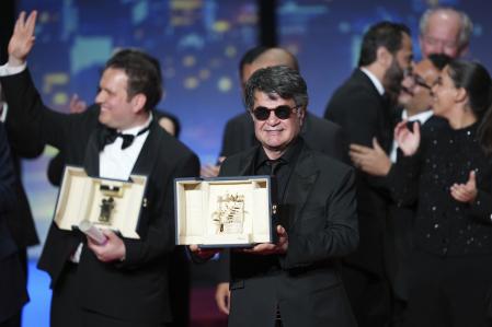 Panahi muestra feliz su Palma de Oro por 'Un simple accidente'