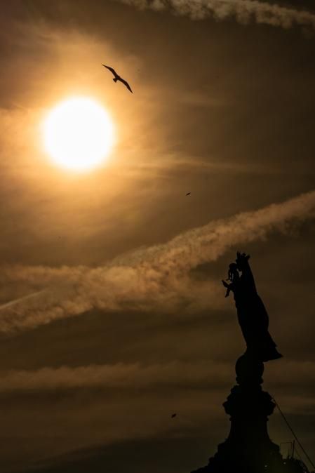 La estatua de la Mercè acaricia el sol.