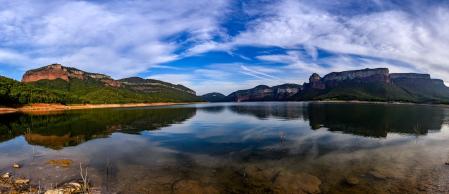 Nubes altas en el embalse de Sau.