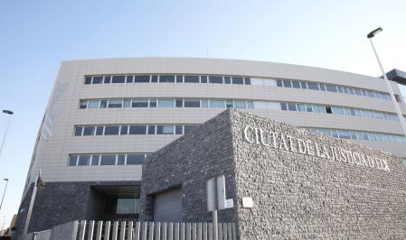 Fachada de la Ciutat de la Justicia de la Audiencia de Alicante donde se celebra un juicio de la pieza del 'caso Brugal' relativa al Plan Zonal de Residuos de la Vega Baja, a 18 de enero de 2022, en Elche, Alicante, Comunidad Valenciana, (España). Durante el día de hoy se retoma el juicio por el ‘caso Brugal’ por el supuesto amaño del plan zonal de residuos de la Vega Baja.