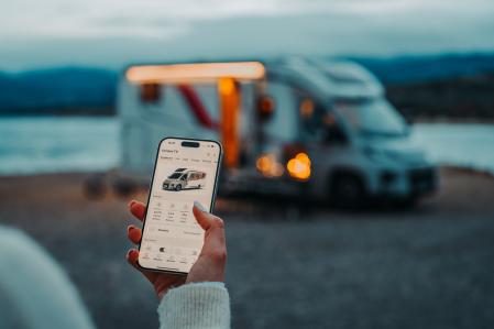 Desde el móvil se puede controlar la calefacción diésel, verificar niveles de agua, batería o gas, e incluso encender el frigorífico antes de llegar al vehículo&nbsp;