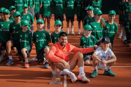 Novak Djokovic posa con los recopegelotas del Open de Ginebra, días atrás