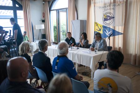 Rueda de prensa en las instalaciones del Club de Mar de Sitges .