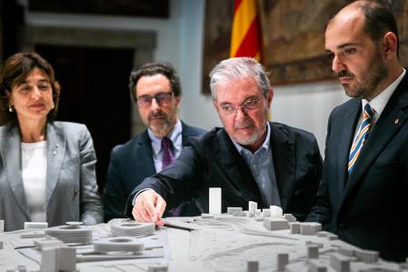 El coordinador del máster de arquitectura, Ramon Sanabria, explica las maquetas al conseller de Presidència, Albert Dalmau