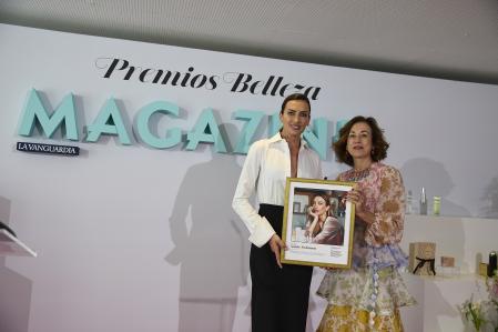 Irene Rodríguez, presidenta de la Fundación José Antonio Llorente, entrega el premio a Nieves Álvarez