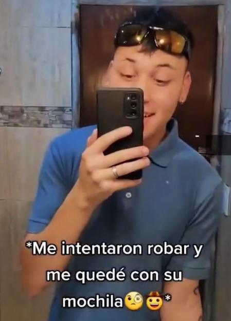 El joven ha contado que quisieron robarle y se acabo quedándose con la mochila del ladrón