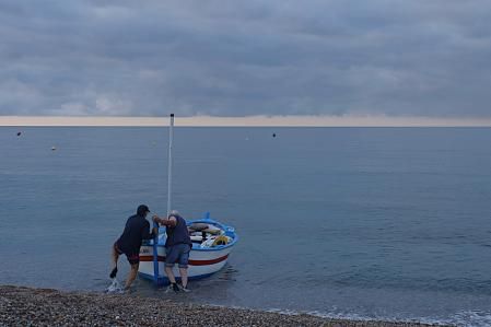 Echarse a la mar en la playa de Calella, en el Maresme.