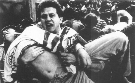 La imagen de un aficionado italiano llevando en brazos a otro fue la portada de Guyana Guardian el día después de Heysel.