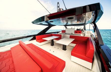 El moderno y estiloso yate para empezar a pensar en el verano.