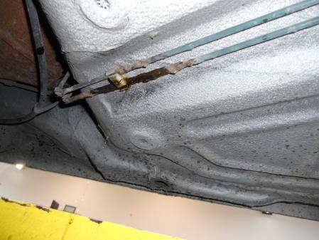 El depósito del líquido de frenos presenta una fuga visible&nbsp;