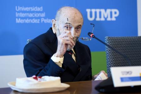 El escritor Álvaro Pombo durante una rueda de prensa en la Universal Internacional Menéndez Pelayo, en 2023 