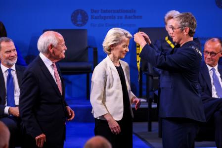 Ursula von der Leyen recibe el premio Carlomagno